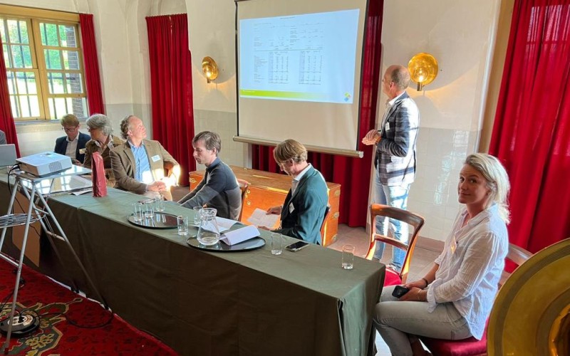 bestuur GPG achter tafel