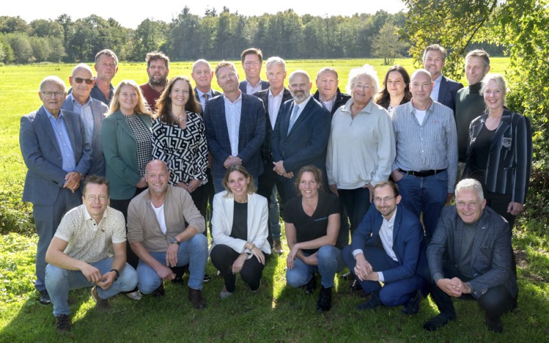 Groepsfoto ondertekening SOK 3 oktober 2024.jpg