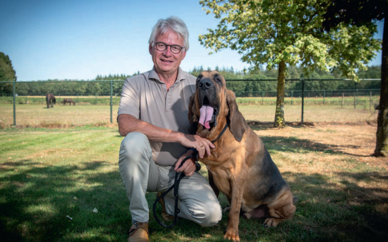 Afbeelding John Berends met hond.png