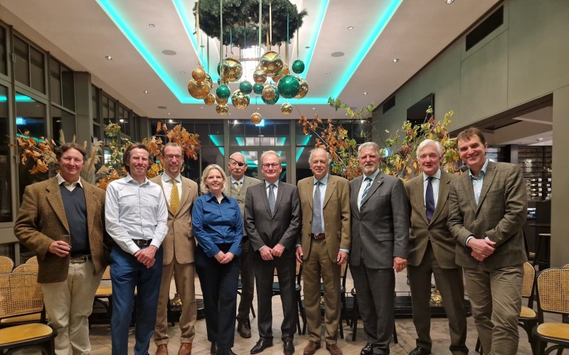 nieuw en oud bestuur.jpg